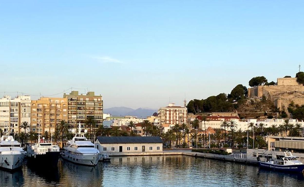 Vista del puerto de Denia antes de zarpar hacia Ibiza.