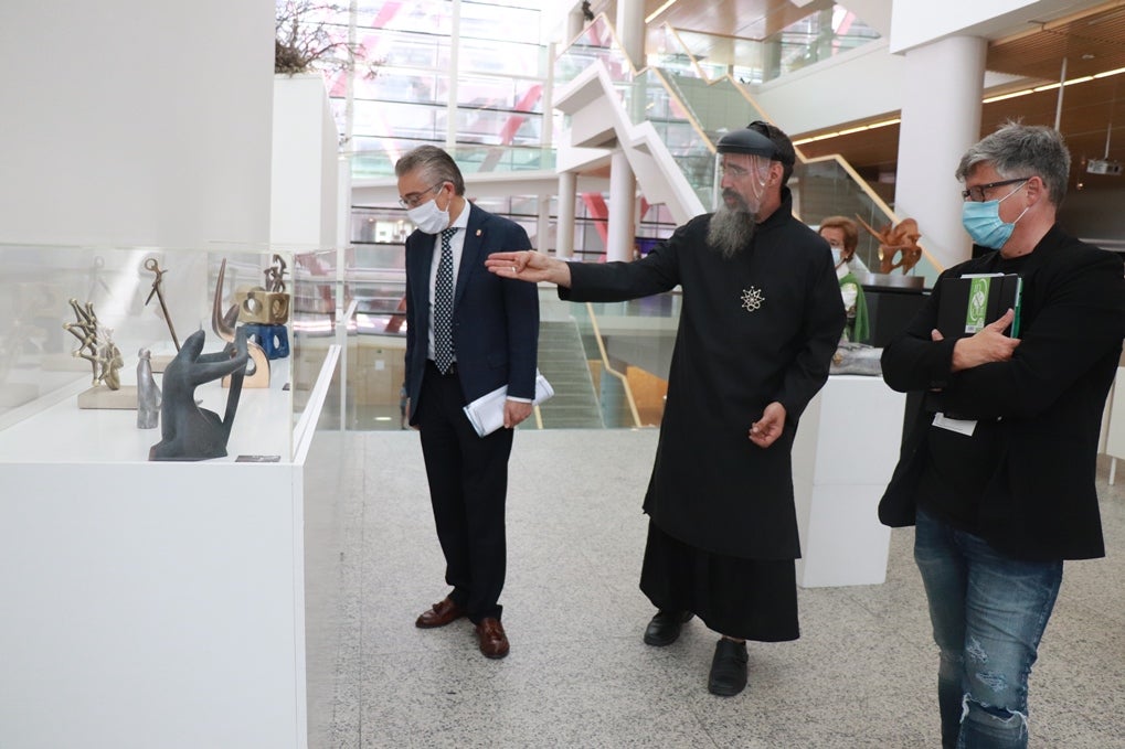 Las piezas artísticas se podrán ver durante el mes de agosto en las distintas plantas de la exposición permanente del Museo. Esta exposición supone un viaje artístico en toda su dimensión formal, estética, sensitiva y cognitiva.