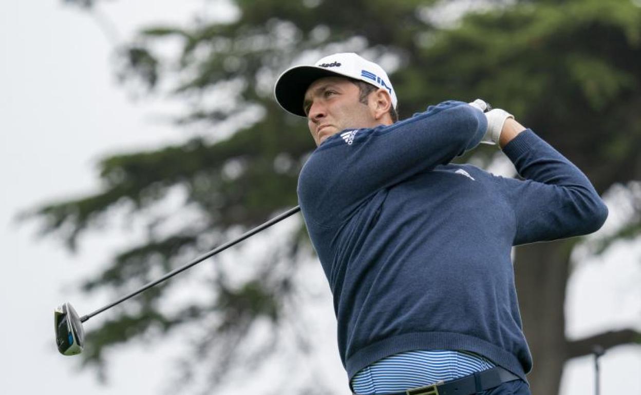 Jon Rahm, practicando para el Campeonato de la PGA. 