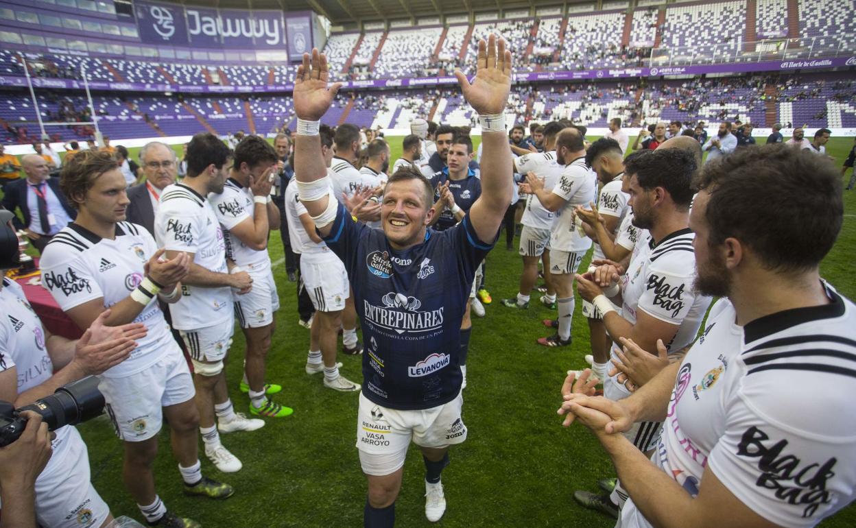 Steve Barnes celebrando la Copa del rey en 2018. 