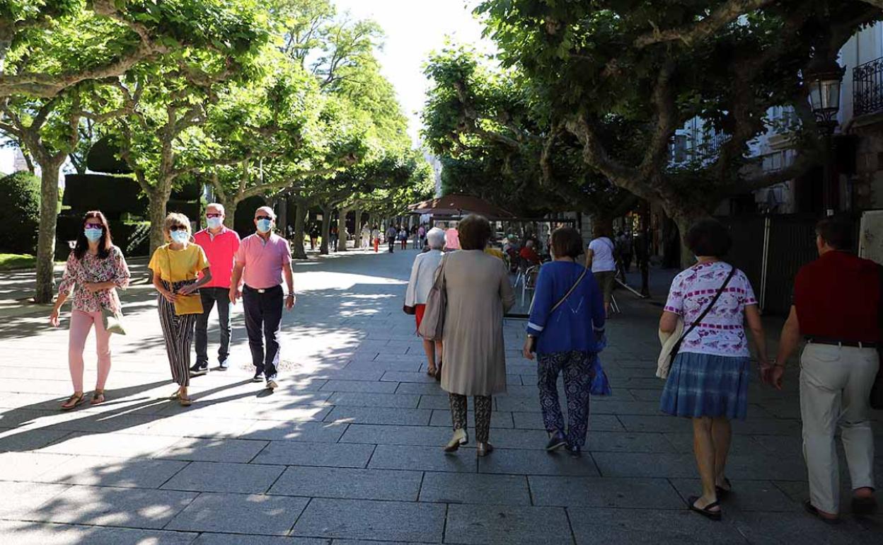 Gente con mascarilla por las calles de Burgos. 