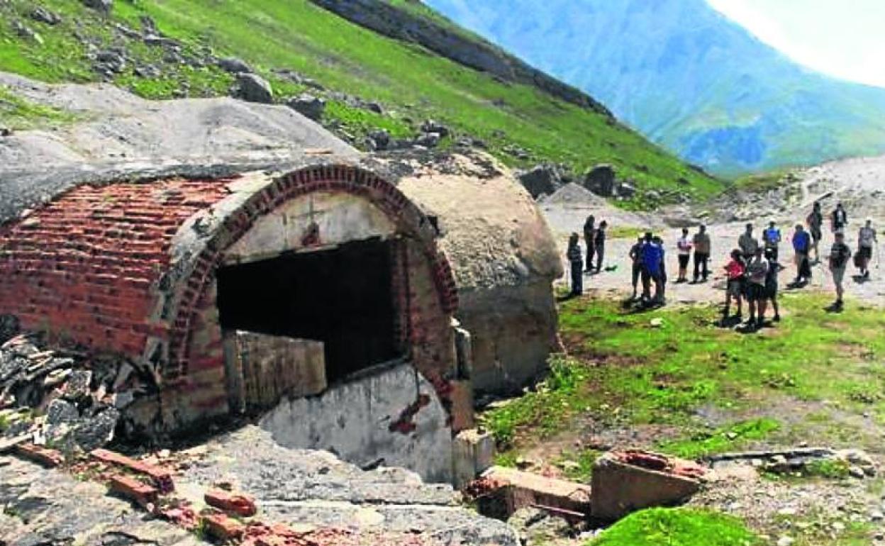 Acceso a las antiguas minas de blenda en los Picos de Europa cántabros.