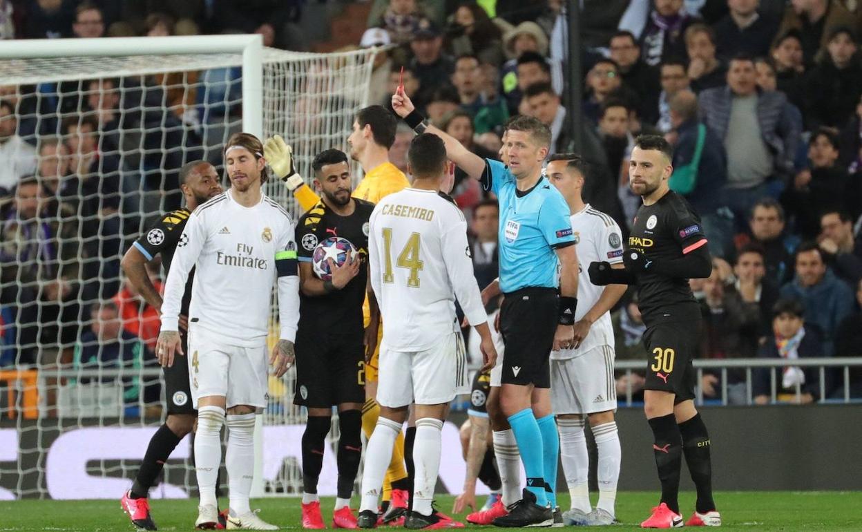 Sergio Ramos, en el momento de ver la roja durante el partido de ida. 