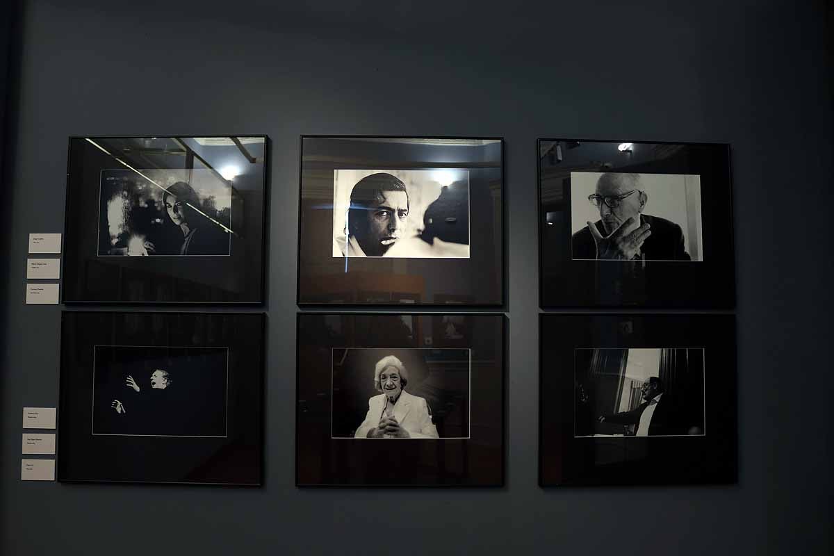 La muestra se puede visitar en el Palacio de la Isla de Burgos hasta el 30 de octubre | Se compone de 56 retratos literarios realizados en blanco y negro.