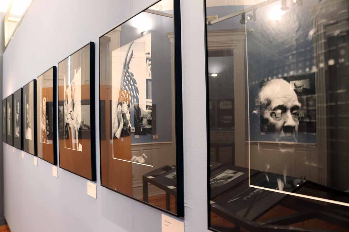 La muestra se puede visitar en el Palacio de la Isla de Burgos hasta el 30 de octubre | Se compone de 56 retratos literarios realizados en blanco y negro.