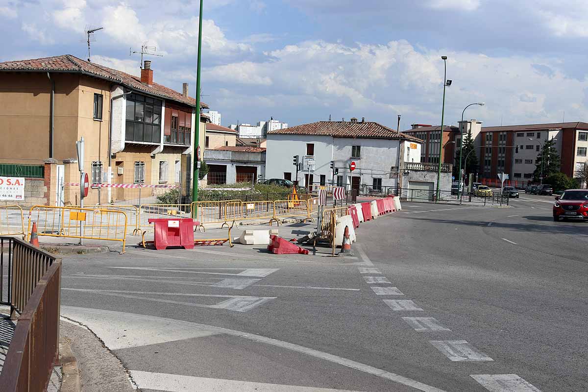 Durante los trabajos se ha reurbanizado el entorno de esta ubicación mejorando la accesibilidad de los itinerarios peatonales, se recibirán con un más de un mes de antelación.