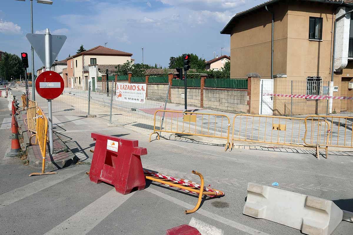 Durante los trabajos se ha reurbanizado el entorno de esta ubicación mejorando la accesibilidad de los itinerarios peatonales, se recibirán con un más de un mes de antelación.