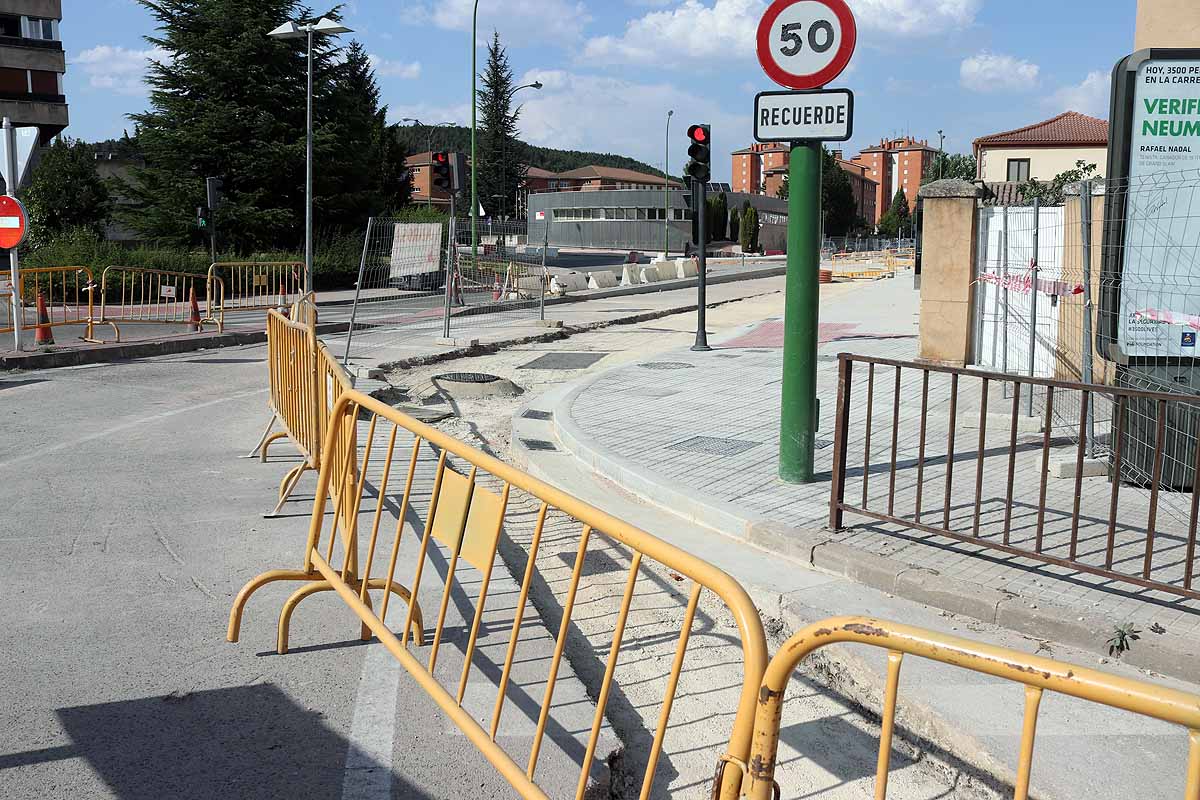 Durante los trabajos se ha reurbanizado el entorno de esta ubicación mejorando la accesibilidad de los itinerarios peatonales, se recibirán con un más de un mes de antelación.