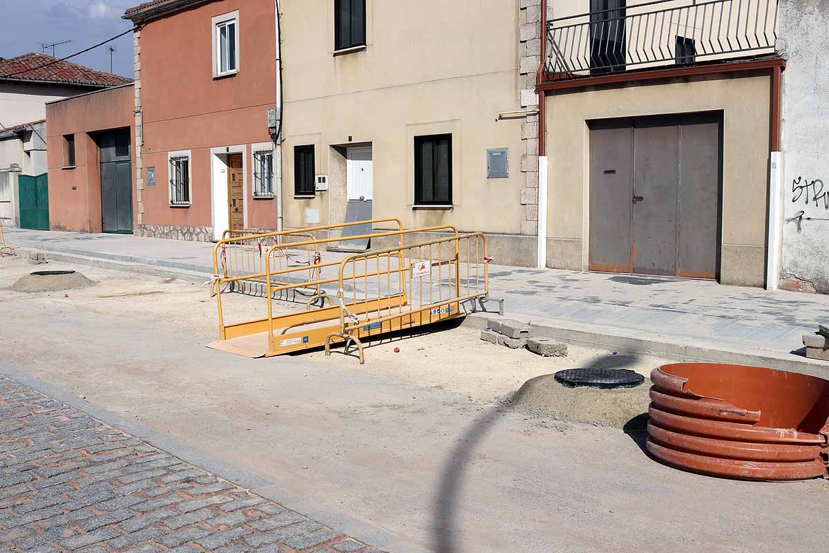 Durante los trabajos se ha reurbanizado el entorno de esta ubicación mejorando la accesibilidad de los itinerarios peatonales, se recibirán con un más de un mes de antelación.