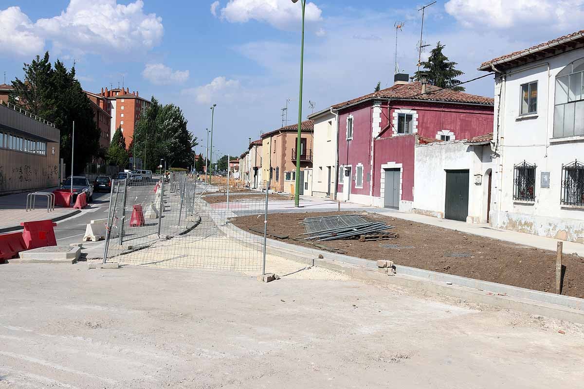 Durante los trabajos se ha reurbanizado el entorno de esta ubicación mejorando la accesibilidad de los itinerarios peatonales, se recibirán con un más de un mes de antelación.