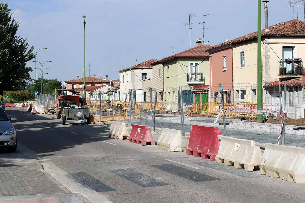 Durante los trabajos se ha reurbanizado el entorno de esta ubicación mejorando la accesibilidad de los itinerarios peatonales, se recibirán con un más de un mes de antelación.