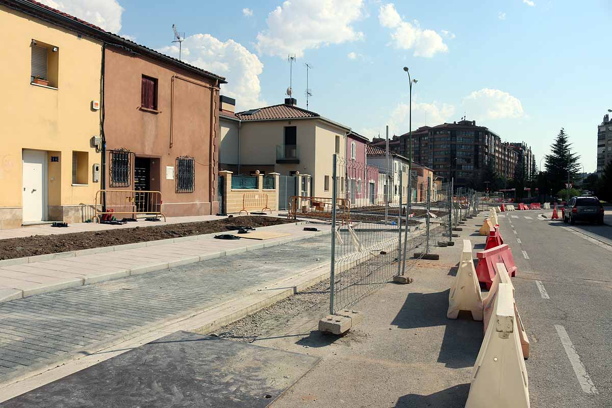 Durante los trabajos se ha reurbanizado el entorno de esta ubicación mejorando la accesibilidad de los itinerarios peatonales, se recibirán con un más de un mes de antelación.