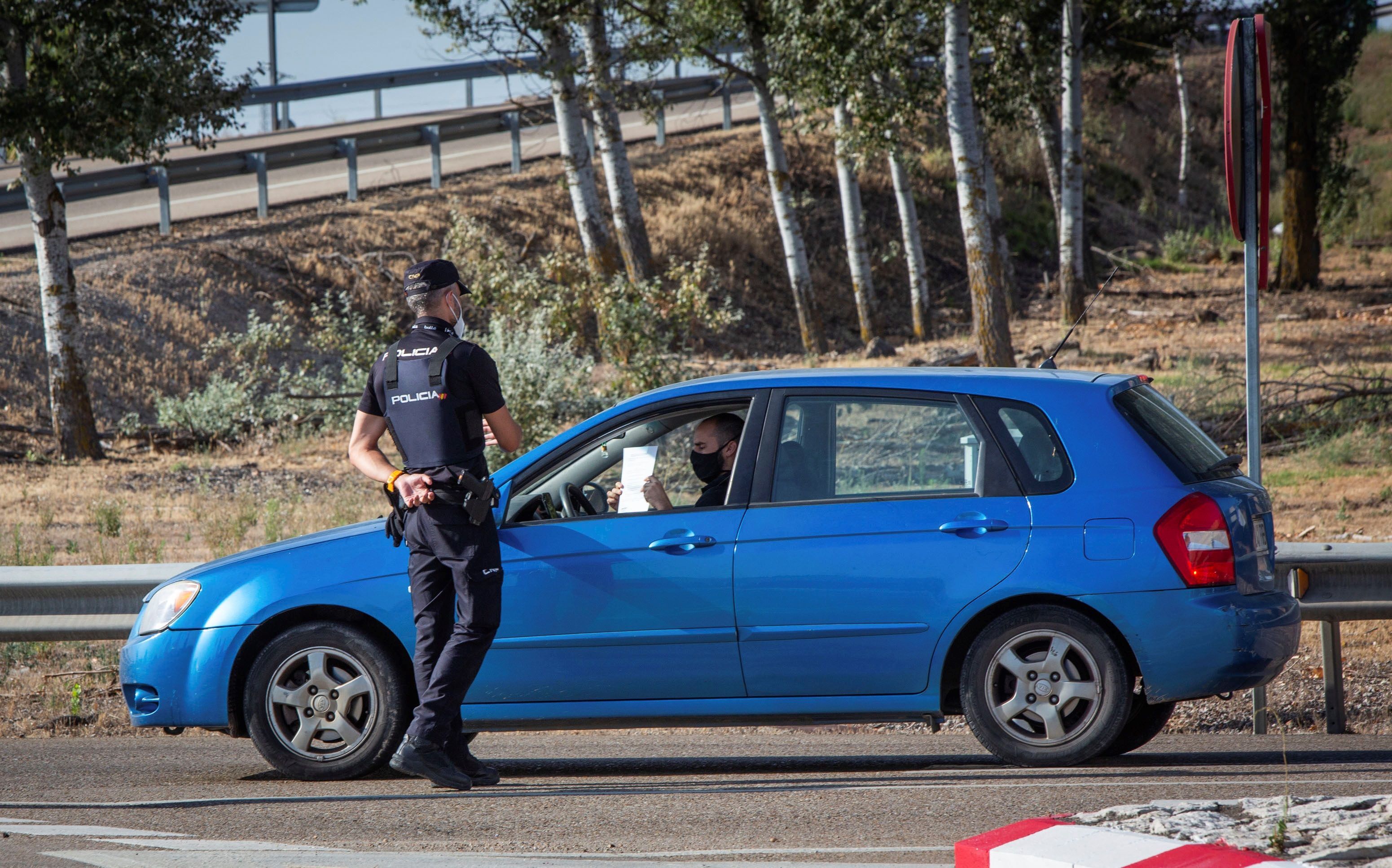 Fotos: La Policía Nacional controla las entradas y salidas de Aranda