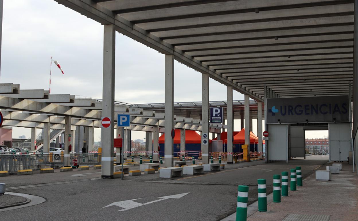 Acceso a las Urgencias del HUBU con la carpa de selección covid. 