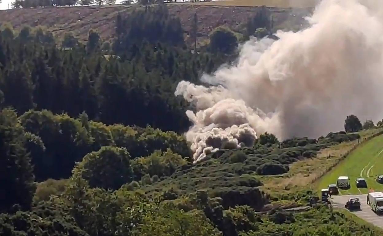 Incendio del tren siniestrado en Escocia y despliegue de los servicios de emergencia.