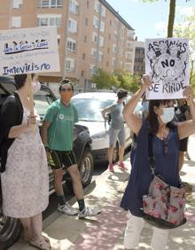 Imagen secundaria 2 - Medio centenar de personas se concentra frente a Aspanias para exigir el abono de los salarios pendientes