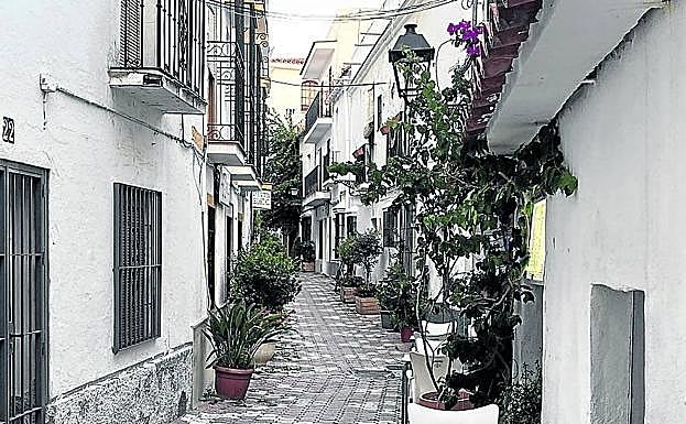 Imagen principal - Arriba. Es la cara a pie de tierra de esta Marbella dual, la cotidiana, coqueta, la que resulta cómoda y en la que todo el mundo se conoce. Debajo. Debajo. Desenfreno. La ruta de las tiendas de lujo no está hecha para cualquiera. Dados los precios, en algunas no se puede entrar ni con orden judicial./ Que no falte sol. Panorámica de la playa, este agosto pandémico menos concurrida que otros veranos.