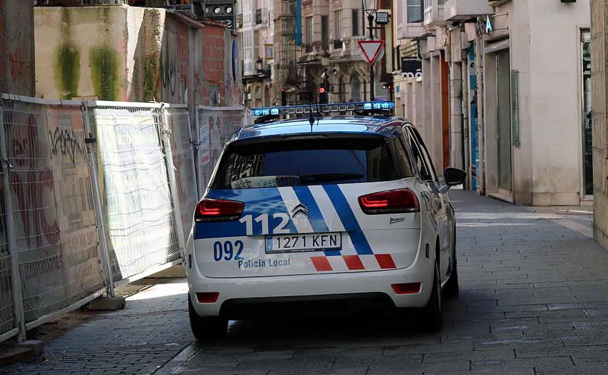 Los agentes patrullan y vigilan que se cumpla con la normativa derivada de la covid-19.