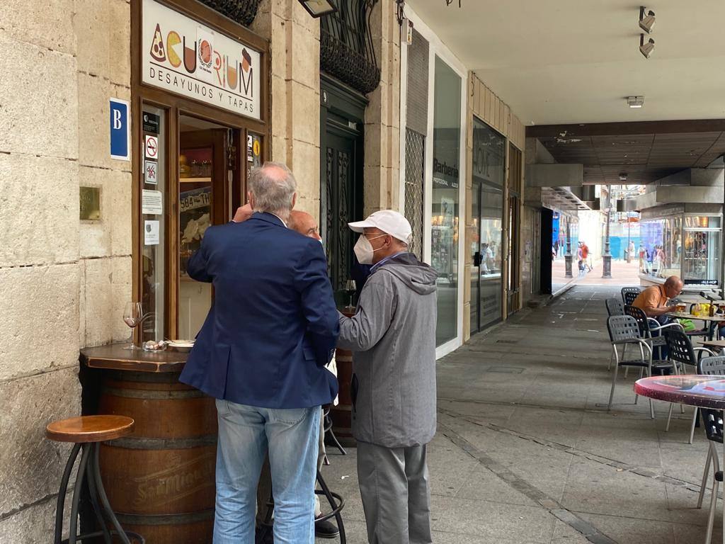 Fotos: Primer día de prohibición de fumar sin distancia de seguridad en Burgos