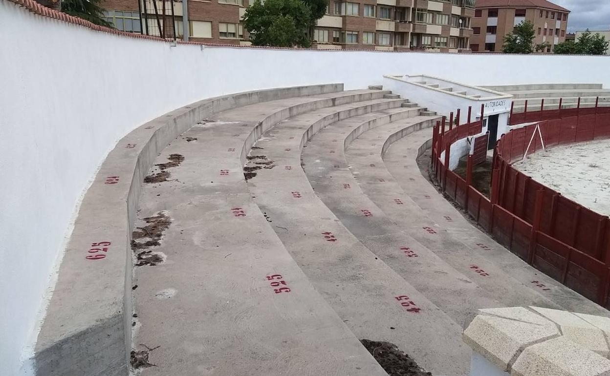 Grada de la plaza de toros de Belorado en la que se delimitará un espacio de un metro y medio para ver los conciertos.