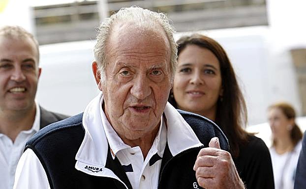 Exministros y altos cargos de PSOE, PP y UCD apoyan al emérito