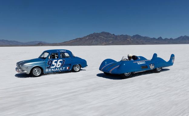 En 2016 Renault acide al Lago Salado con el L'Etoile y un Dauphine