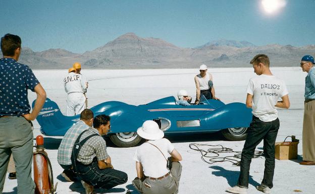 En el Lago Salado, el 5 de septiembre de 1956, el equipo trabaja en torno al coche de turbina