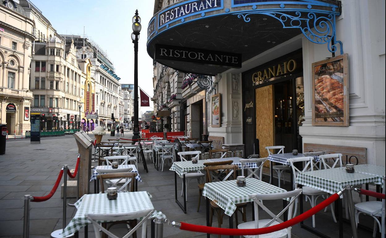 En otros veranos, Picadilly hubiera estado saturada de londinenses y turistas, pero ahora incluso cierran los pubs más tradicionales.