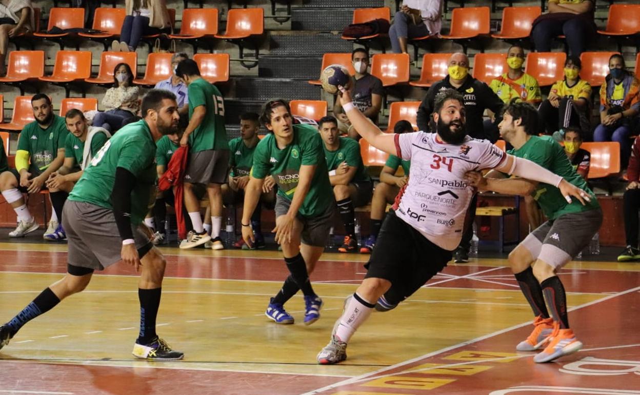 Los jugadores del Villa de Aranda, de verde, esperan para saber cuándo comenzarán la competición