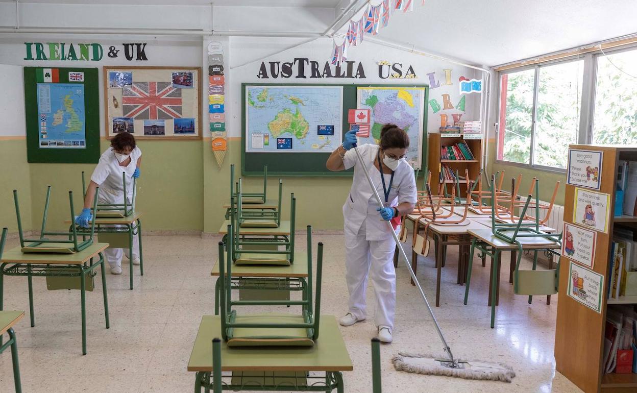 Tareas de desinfección en un colegio.