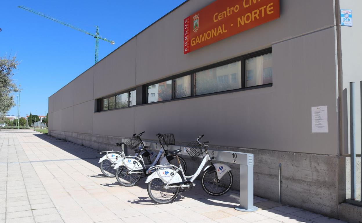 Una de las bancadas se ha instalado jonto al centro cívido Gamonal Norte. 