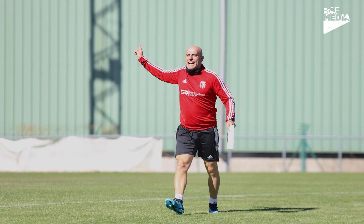 Julián Calero ha dirigido hoy su segundo entrenamiento con el Burgos CF. 