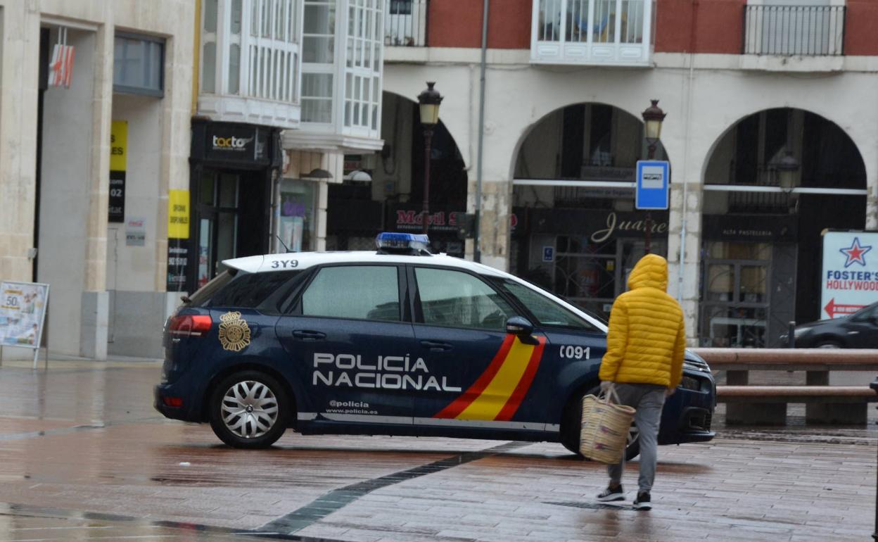 La Policía Nacional recorriendo las calles burgalesas durante el Estado de Alarma. 