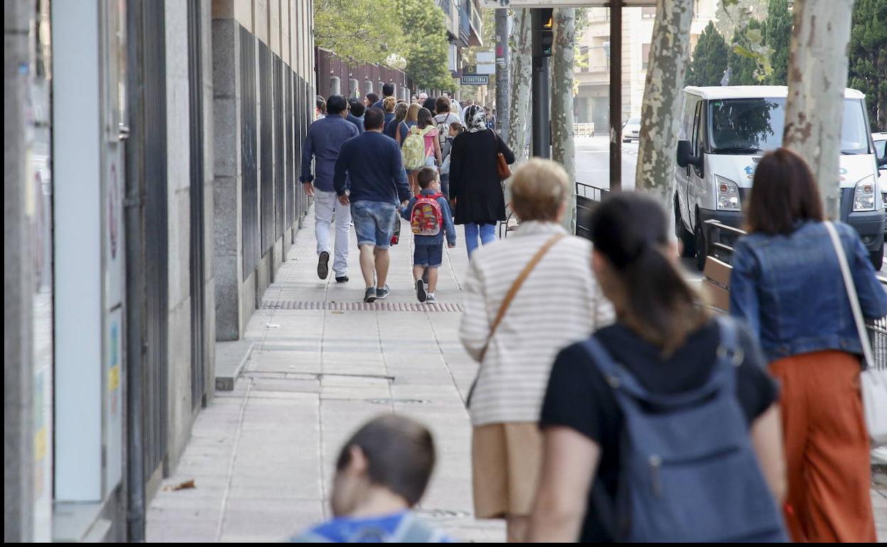 Los niños regresan a las aulas en un curso anterior.