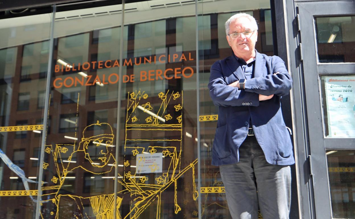 Juan Carlos Pérez Manrique se jubila pero deja su impronta como director de la biblioteca municipal.