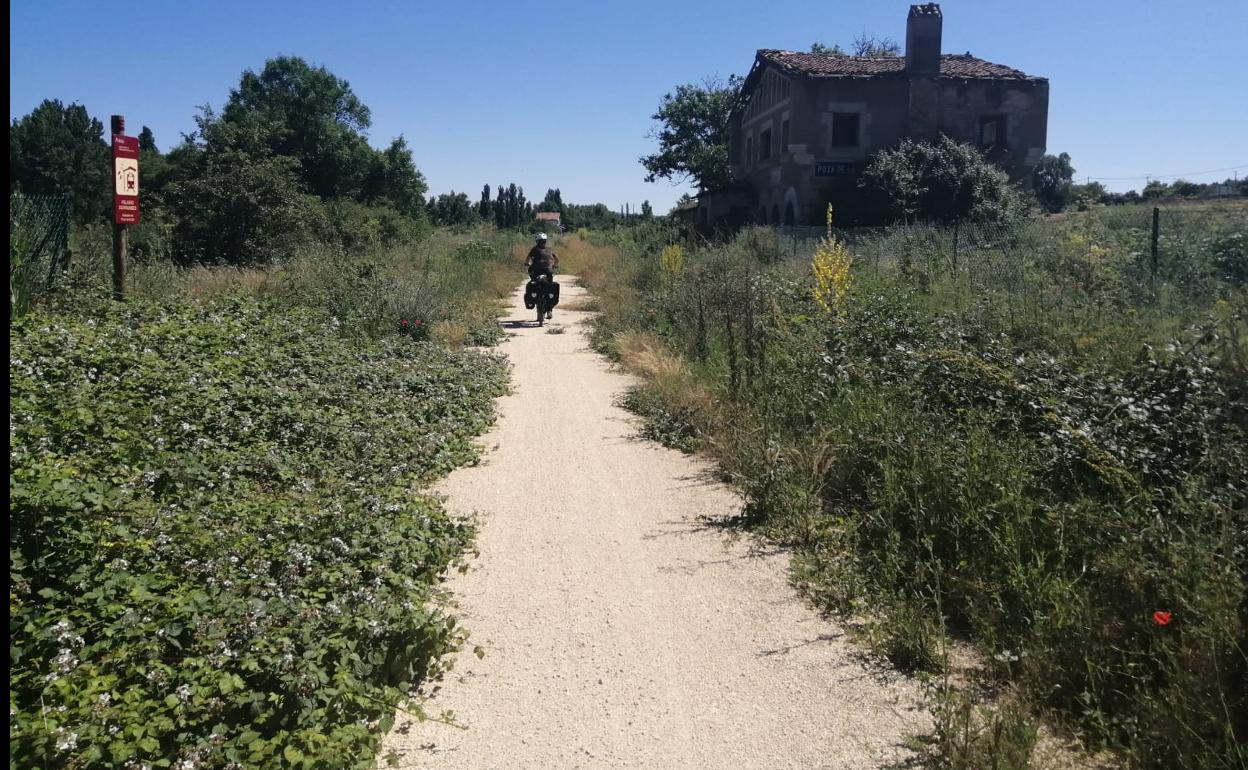 Tramo de vía verde a la llegada a Poza de la Sal.