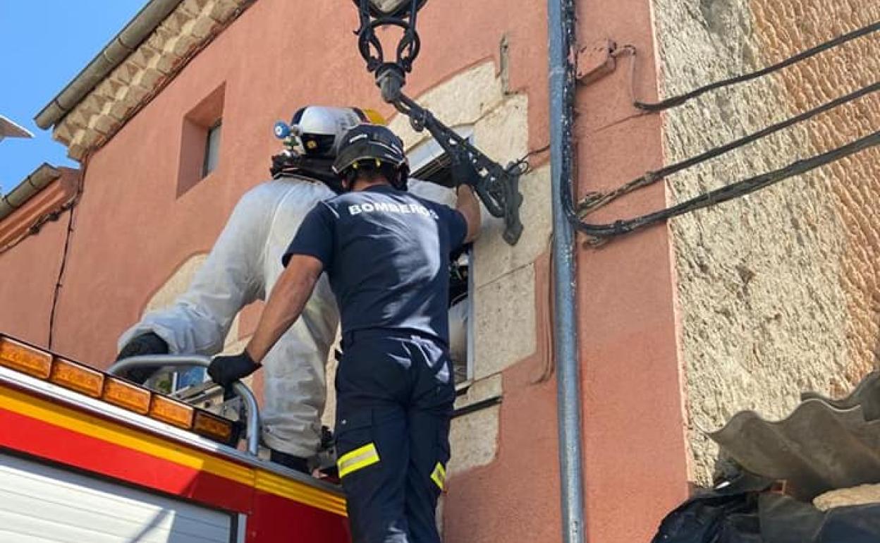 Los Bomberos de Aranda accedieron a la vivienda forzando una ventana del piso superior. 