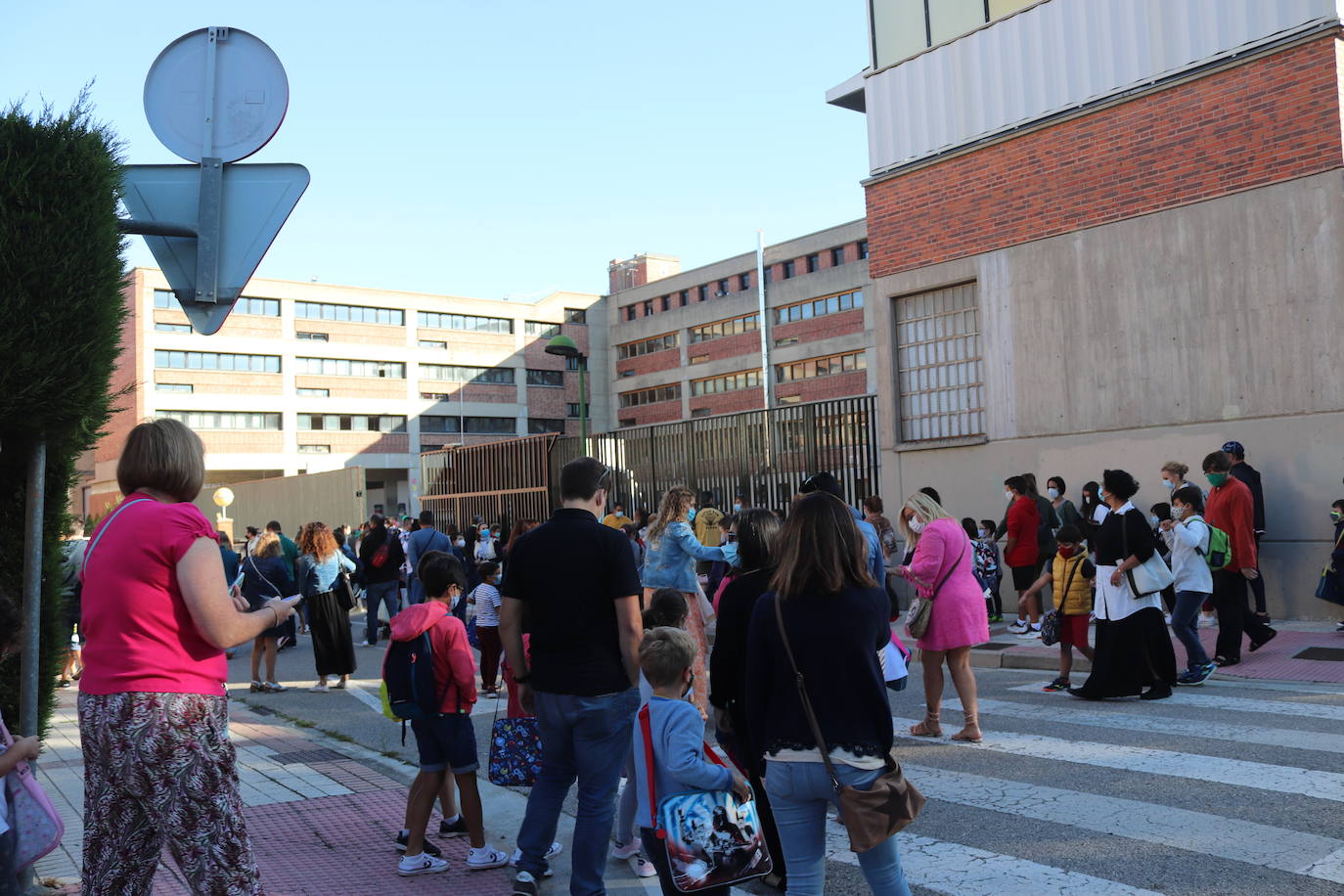 La espera a la entrada de los centros, como en Sagrada Familia, ha estado cargada de nervios.