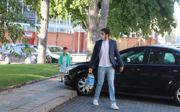 Luis llega con el pequeño Martín al colegio Sagrada Familia de Burgos.