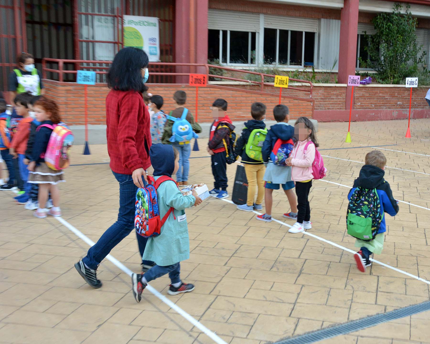 Decenas de niños esperan pacientemente en la calle antes de entrar en el colegio Jueces de Castilla. 