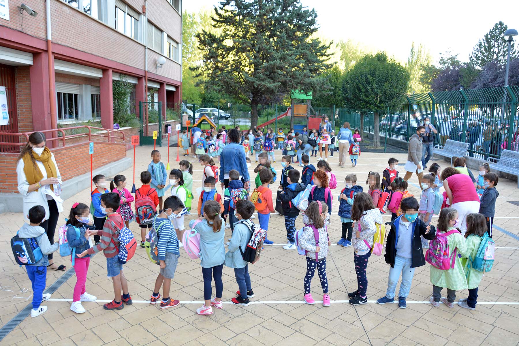 Decenas de niños esperan pacientemente en la calle antes de entrar en el colegio Jueces de Castilla. 