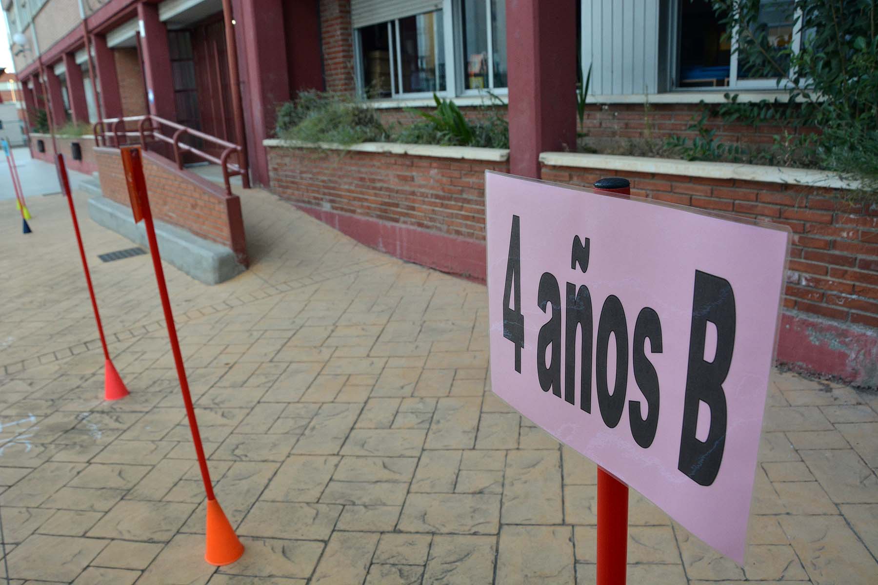 Decenas de niños esperan pacientemente en la calle antes de entrar en el colegio Jueces de Castilla. 