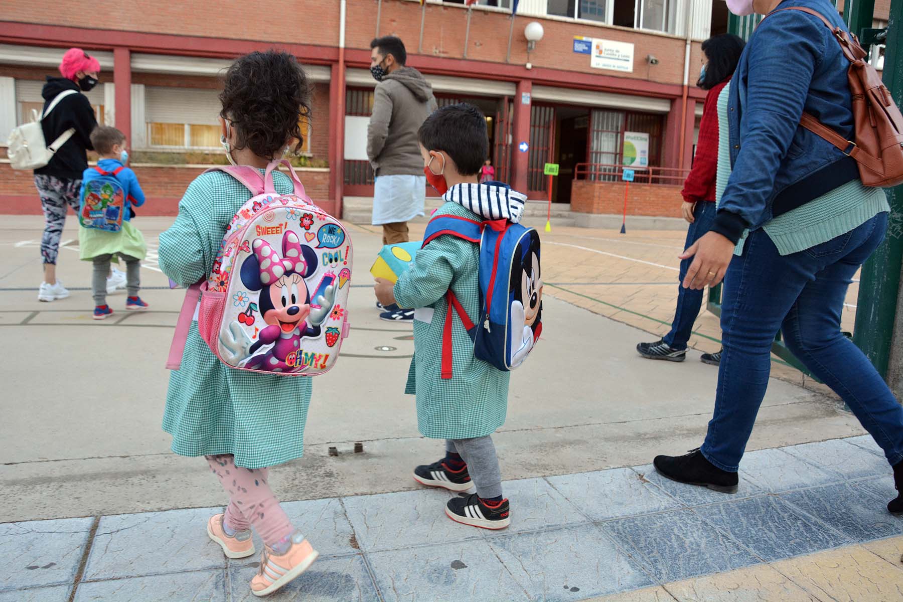 Decenas de niños esperan pacientemente en la calle antes de entrar en el colegio Jueces de Castilla. 