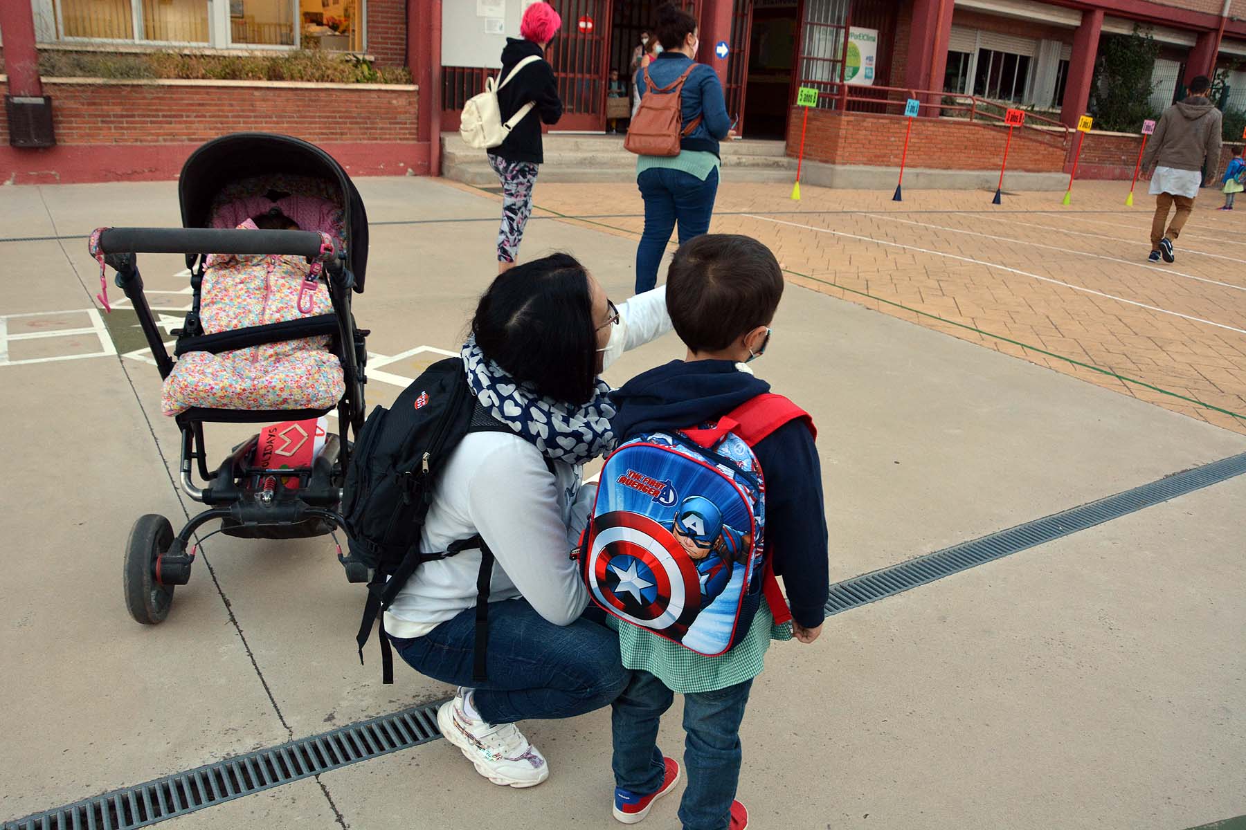 Decenas de niños esperan pacientemente en la calle antes de entrar en el colegio Jueces de Castilla. 