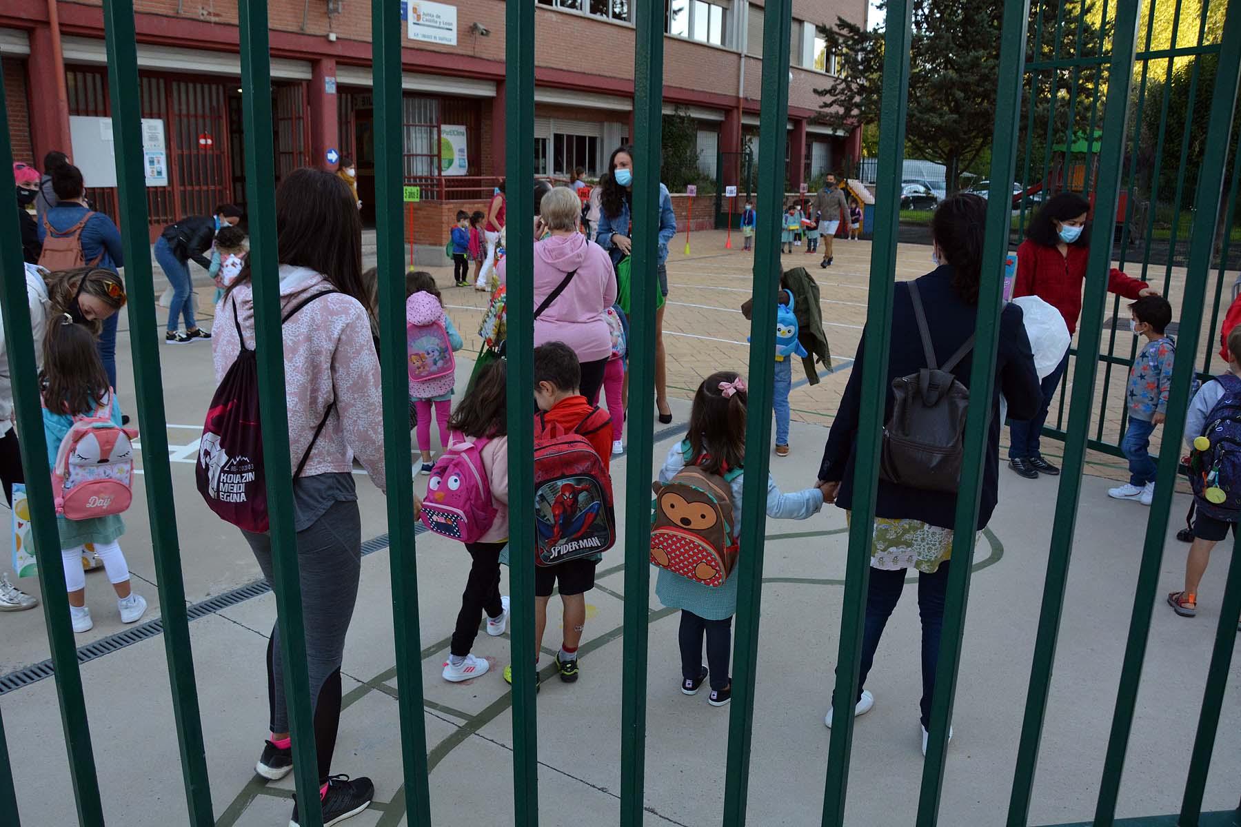 Decenas de niños esperan pacientemente en la calle antes de entrar en el colegio Jueces de Castilla. 