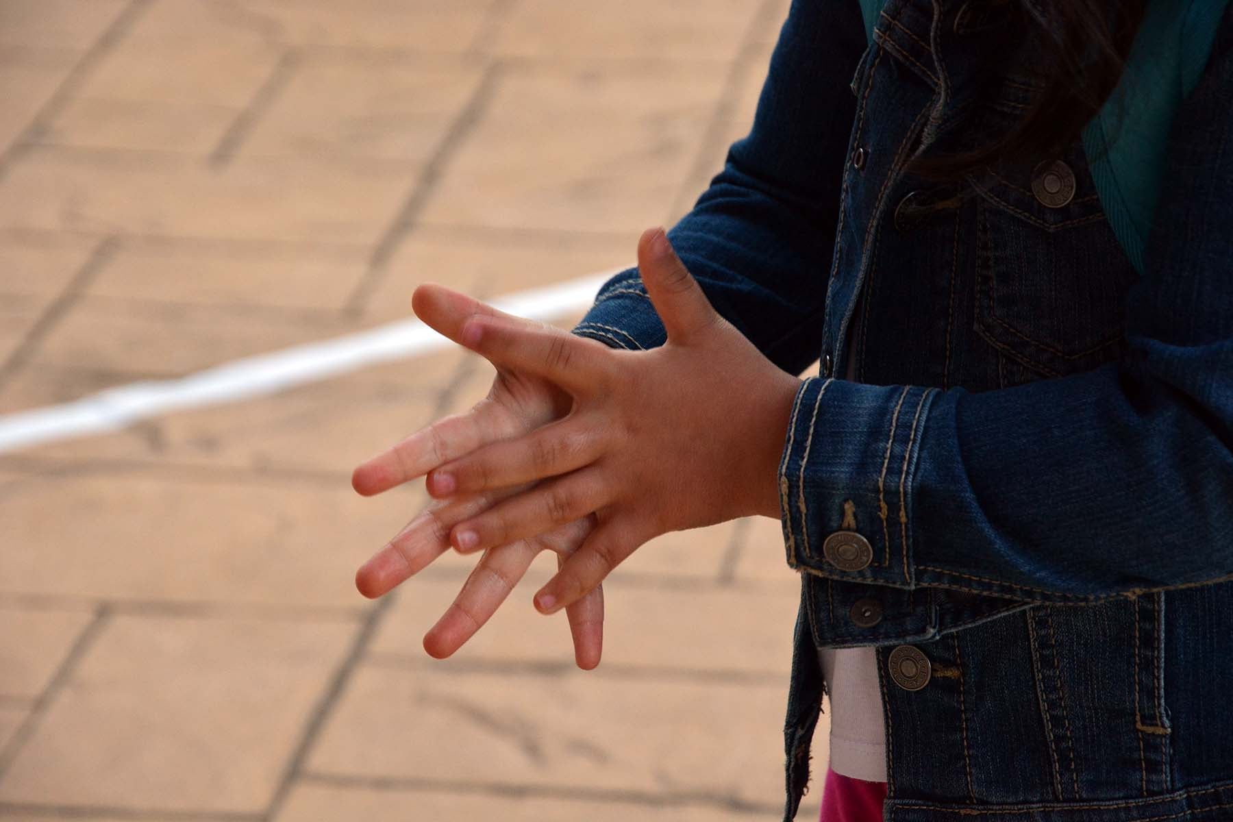 Decenas de niños esperan pacientemente en la calle antes de entrar en el colegio Jueces de Castilla. 