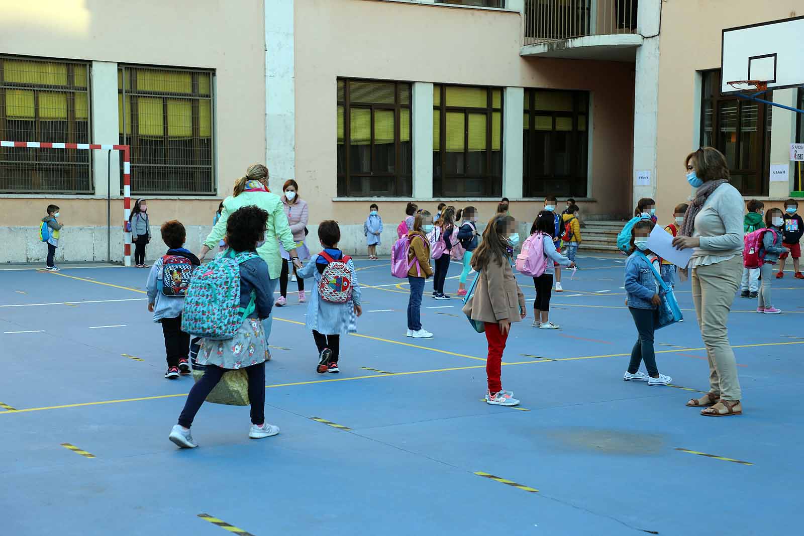 Decenas de niños esperan pacientemente en la calle antes de entrar en el colegio Jueces de Castilla. 