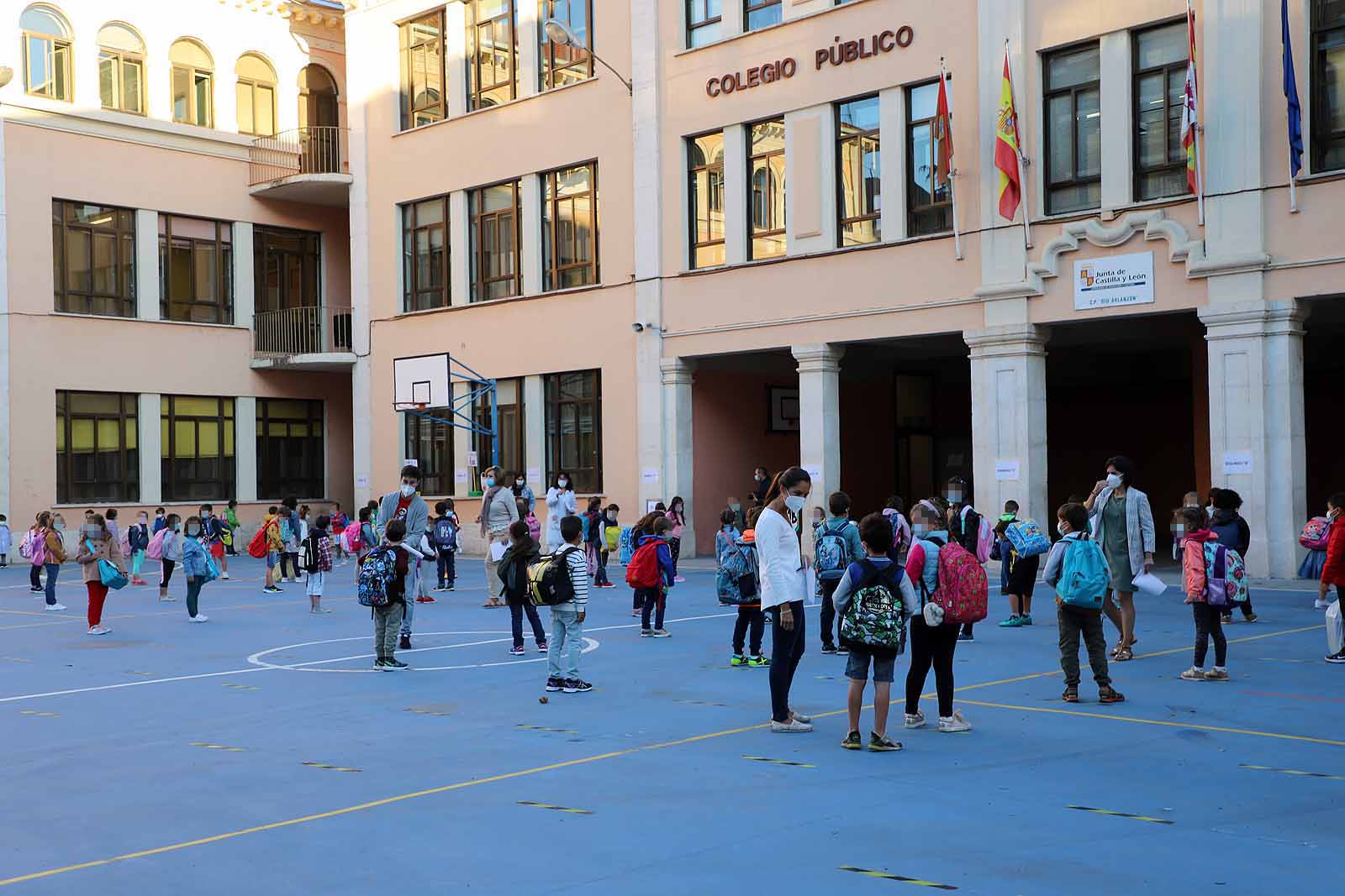 Decenas de niños esperan pacientemente en la calle antes de entrar en el colegio Jueces de Castilla. 