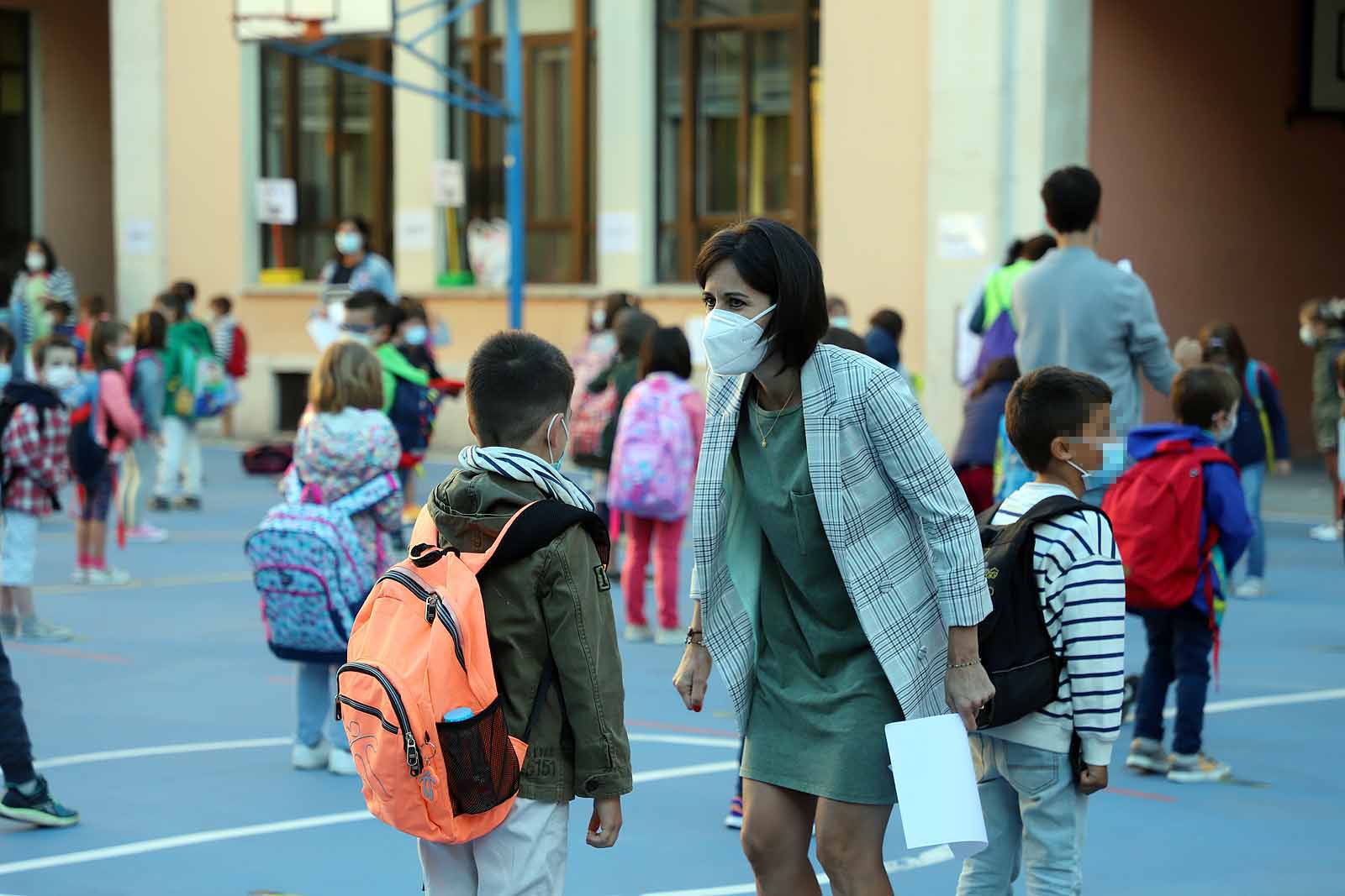 Decenas de niños esperan pacientemente en la calle antes de entrar en el colegio Jueces de Castilla. 