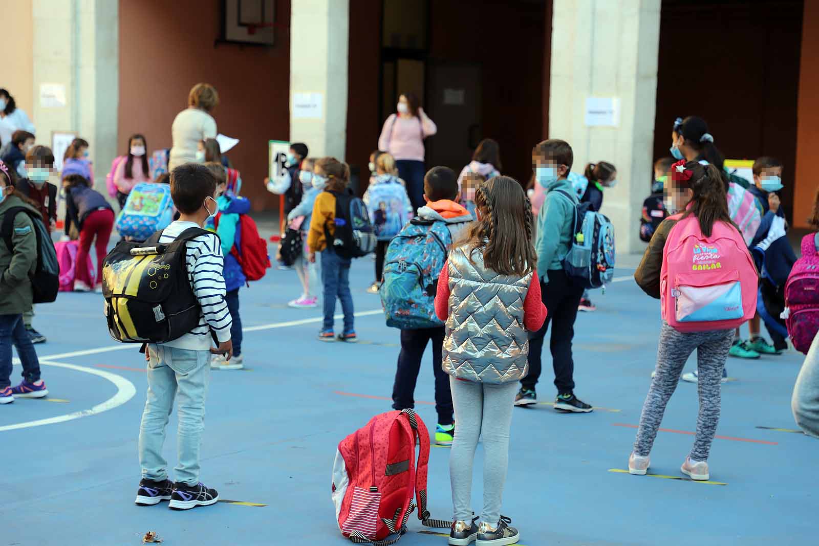 Decenas de niños esperan pacientemente en la calle antes de entrar en el colegio Jueces de Castilla. 